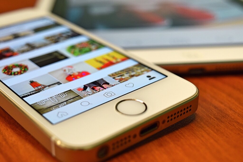 Celular exibindo várias publicações do feed do Instagram