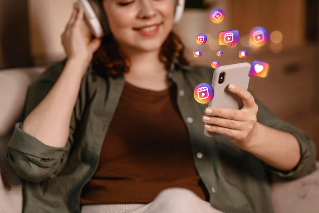 Colagem de pessoas usando os Reels do Instagram