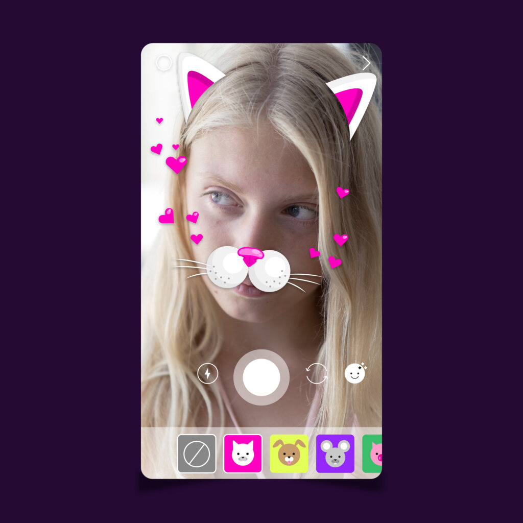 Garota usando um filtro de gato do Instagram