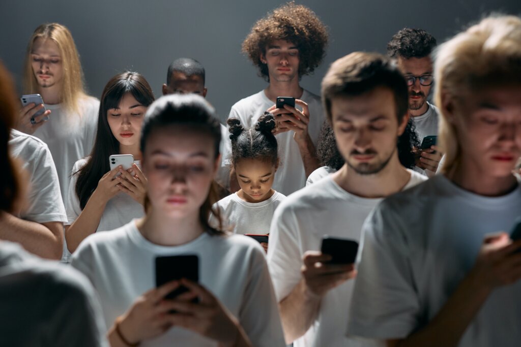Pessoas usando o celular para ver Stories no Instagram