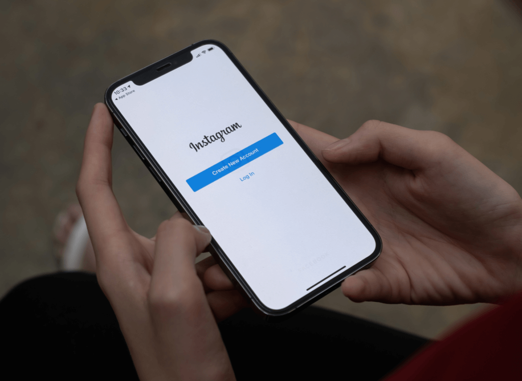 Pessoa fazendo login na conta do Instagram
