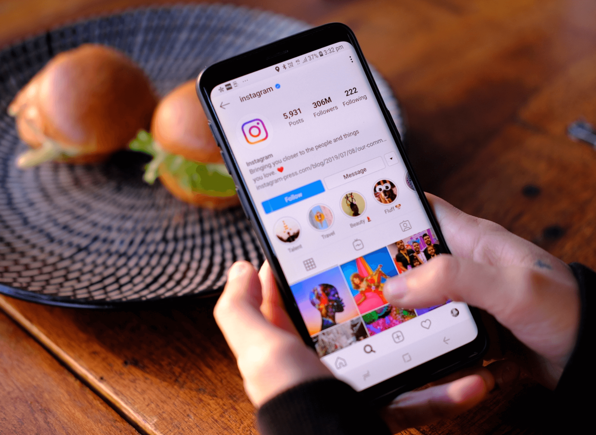 Pessoa fotografando um hambúrguer com o celular para o Instagram