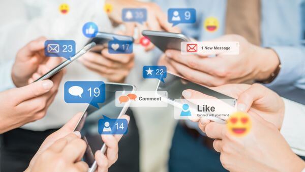 Roda de amigos com os celulares na mão