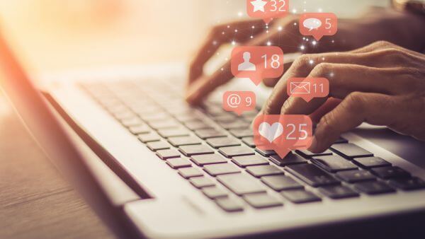 Teclado com ícones de curtidas e comentários