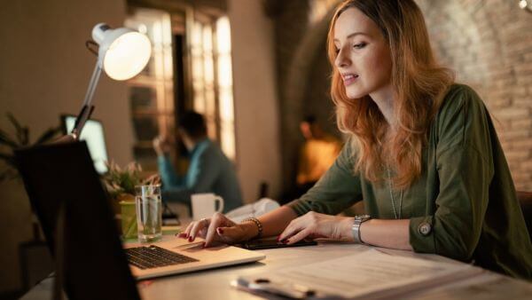 Criadora de conteúdo utilizando ferramentas de edição avançadas no computador para criar posts para seu perfil no Instagram