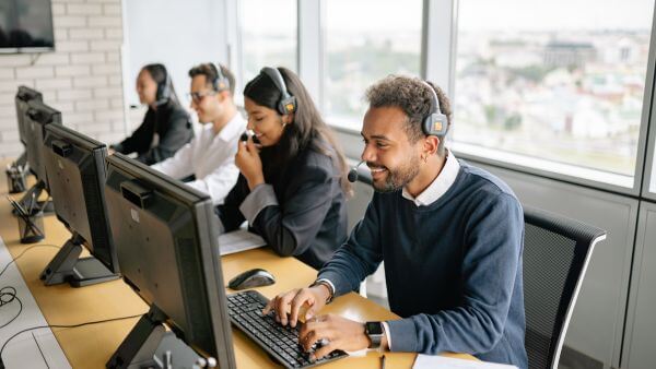 Equipe de atendimento e vendas de empresa enxuta porque automatiza conversas com Meta Business Agent